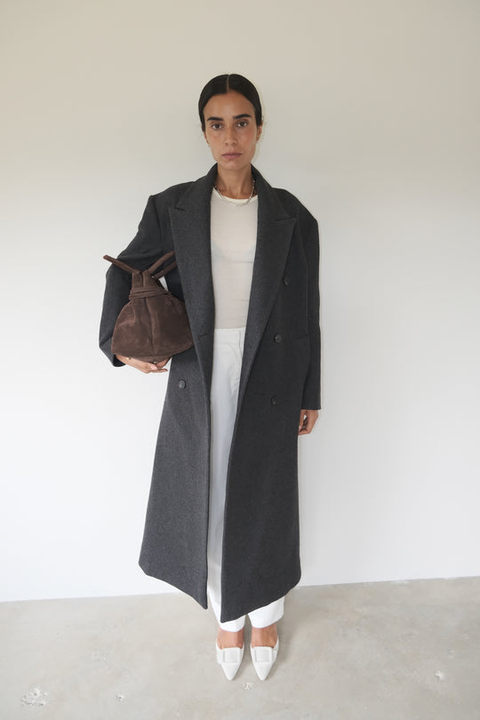 manteau long gris superflu